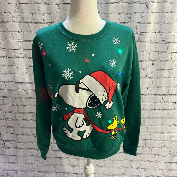 PEANUTS Snoopy Light Up Junior Christmas Sweatshirt Green Small NWOT (Flaw) - Picture 1 of 10